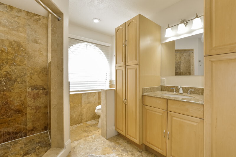 2,520/Mo, 817 Avon Ct Lake Mary, FL 32746 Main Bathroom View