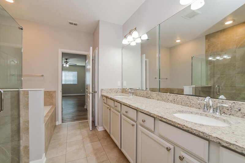 2,410/Mo, 2539 Econ Landing Blvd Orlando, FL 32825 Main Bathroom View