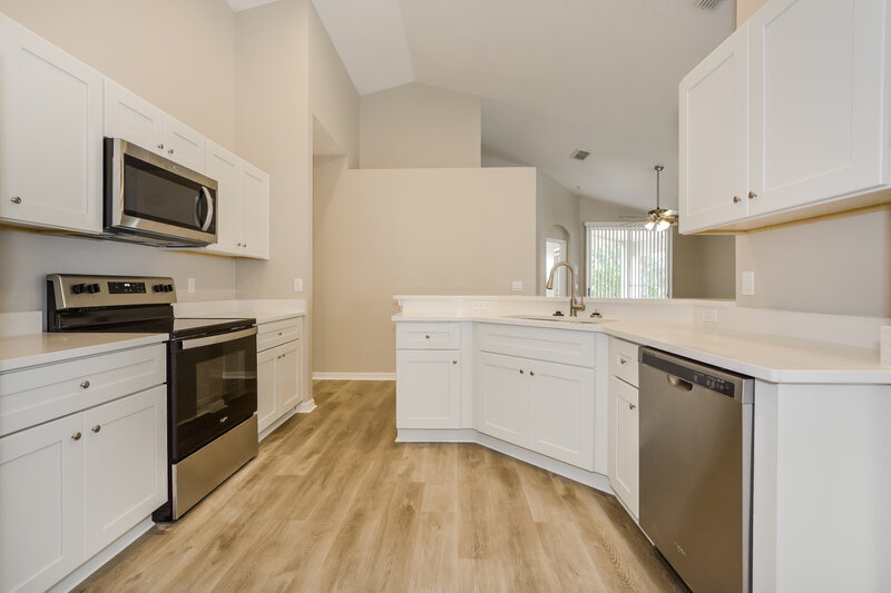 2,660/Mo, 813 Rogers Ct Casselberry, FL 32707 Kitchen View 2