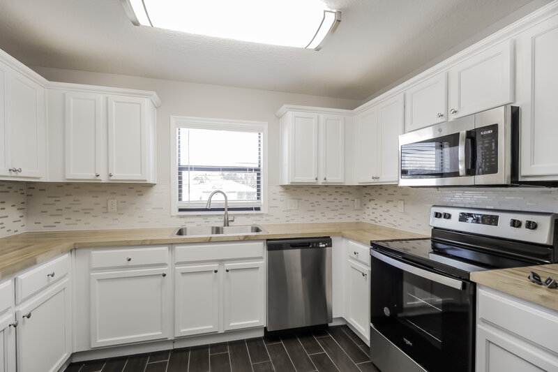 1,825/Mo, 2290 Bexley Dr Tavares, FL 32778 Kitchen View