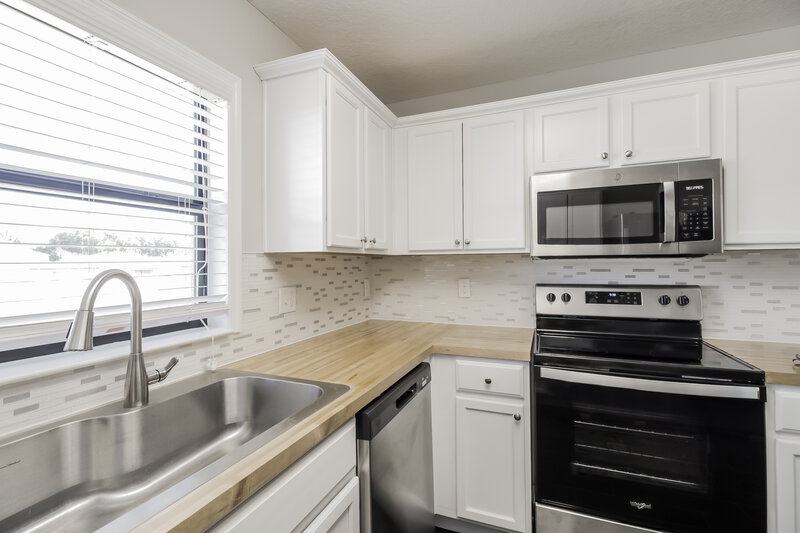 1,825/Mo, 2290 Bexley Dr Tavares, FL 32778 Kitchen View 2