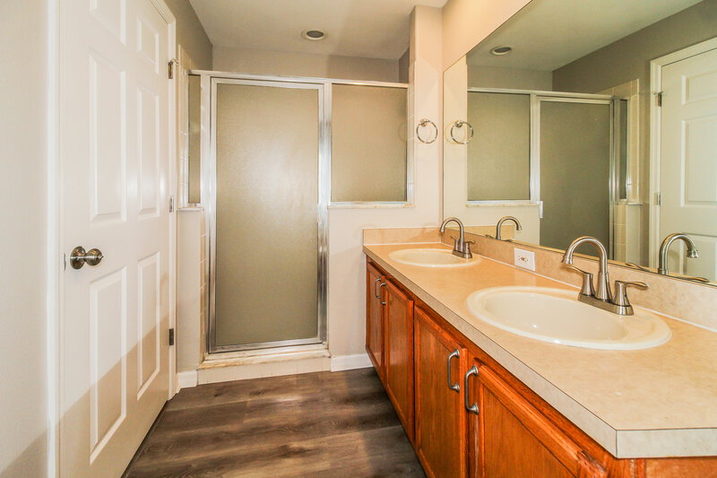 2,365/Mo, 1925 Island Walk Dr Orlando, FL 32824 Main Bathroom View 2
