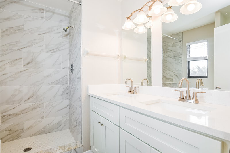 2,130/Mo, 1034 Burnett St Oviedo, FL 32765 Main Bathroom View