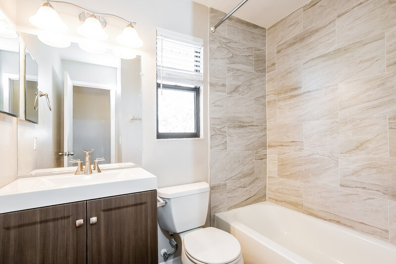 2,130/Mo, 1034 Burnett St Oviedo, FL 32765 Bathroom View