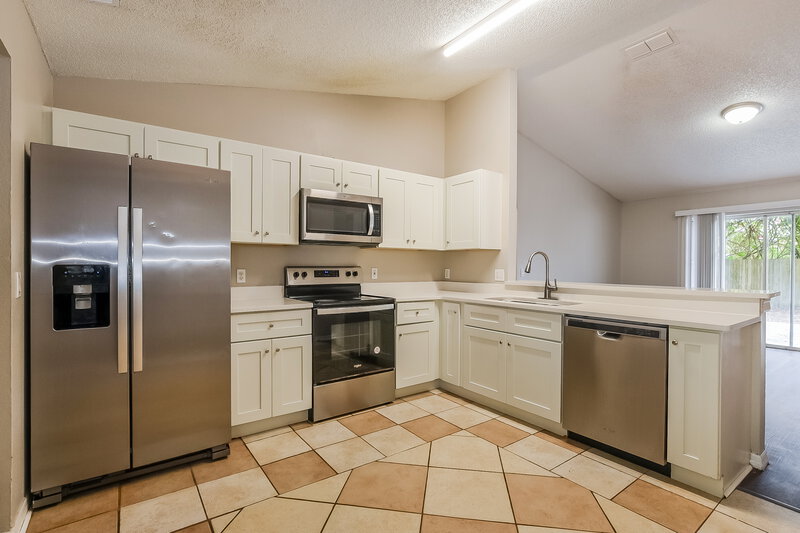 2,095/Mo, 3732 Running Deer Dr Orlando, FL 32829 Kitchen View 2