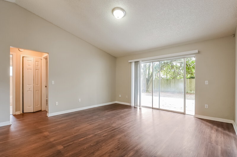 2,095/Mo, 3732 Running Deer Dr Orlando, FL 32829 Family Room View 2