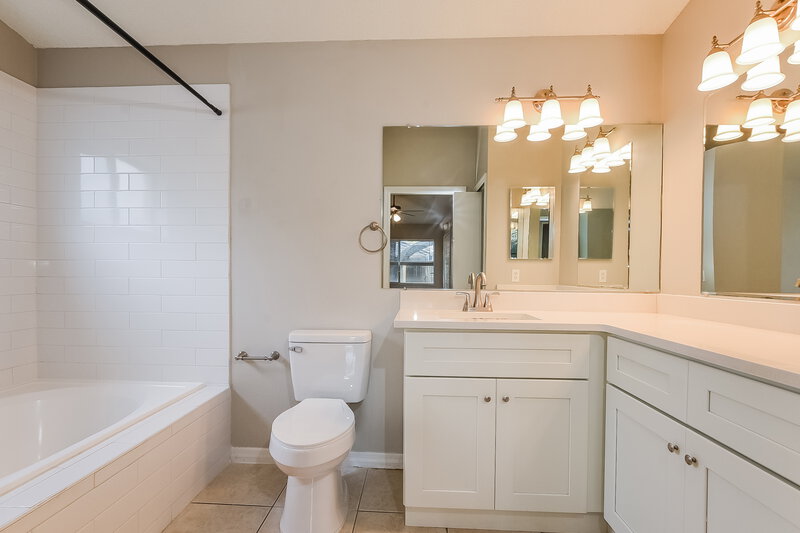 2,095/Mo, 3732 Running Deer Dr Orlando, FL 32829 Main Bathroom View