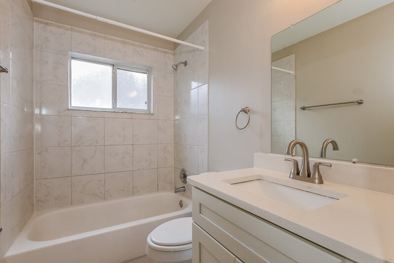 2,095/Mo, 3732 Running Deer Dr Orlando, FL 32829 Bathroom View