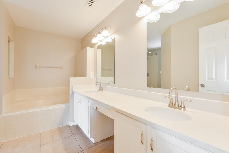 3,130/Mo, 281 Meagan Beth Rd Apopka, FL 32712 Main Bathroom View