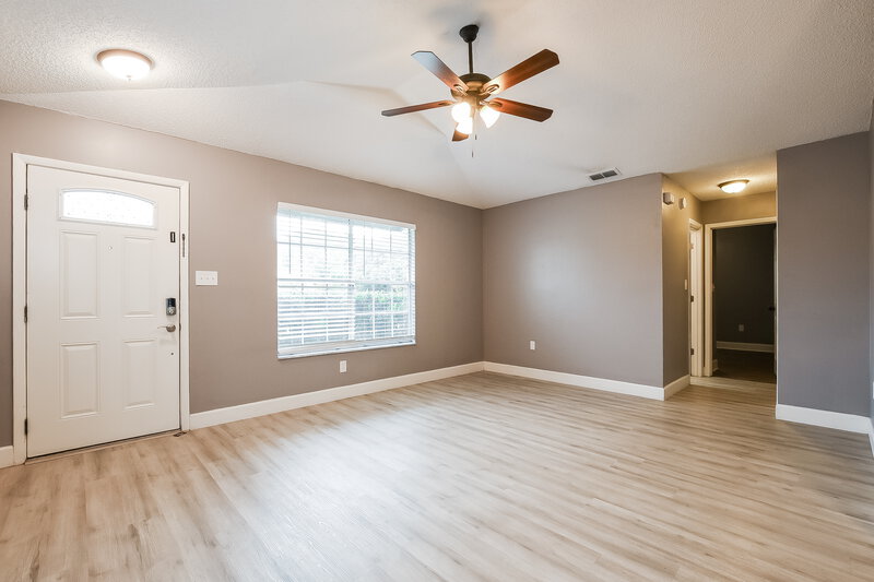 2,160/Mo, 757 St Johns River Dr Sanford, FL 32773 Living Room View