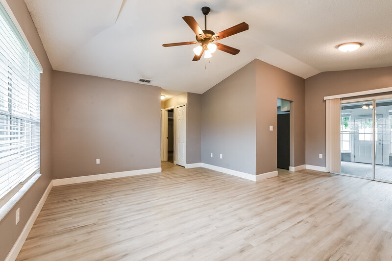 2,160/Mo, 757 St Johns River Dr Sanford, FL 32773 Living Room View 2