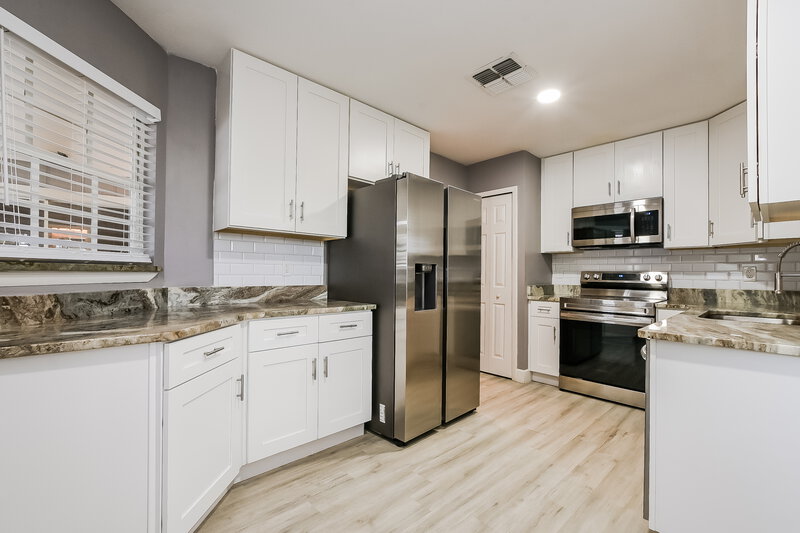 2,160/Mo, 757 St Johns River Dr Sanford, FL 32773 Kitchen View