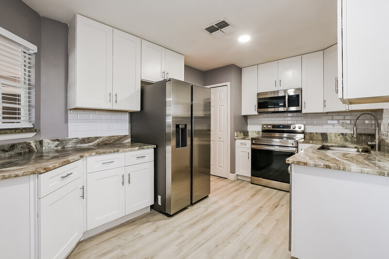 2,160/Mo, 757 St Johns River Dr Sanford, FL 32773 Kitchen View 2