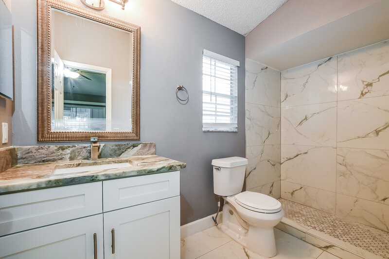 2,160/Mo, 757 St Johns River Dr Sanford, FL 32773 Main Bathroom View
