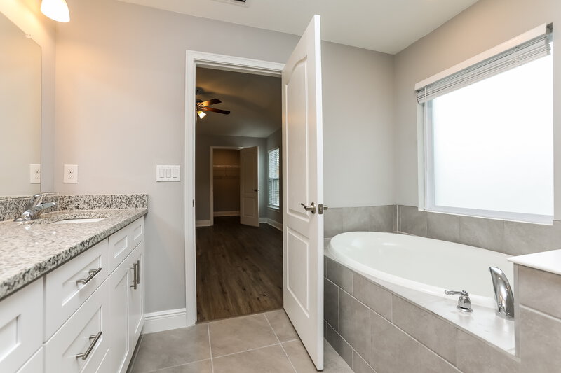 2,120/Mo, 278 Beckenham Dr Kissimmee, FL 34758 Main Bathroom View
