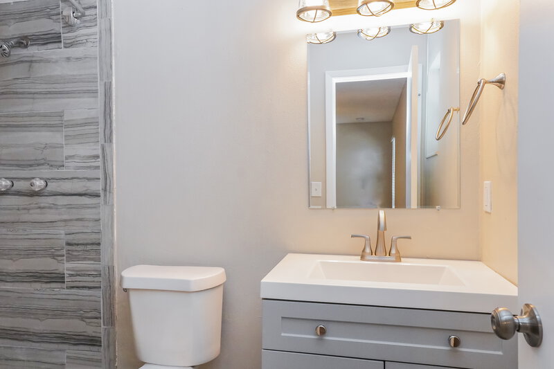 2,035/Mo, 109 Florida Pkwy Kissimmee, FL 34743 Main Bathroom View