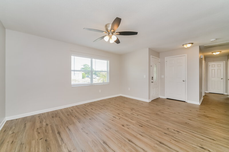 1,595/Mo, 309 Vaniman Ave Winter Haven, FL 33880 Living Room View 2