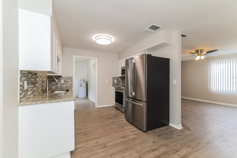 2,450/Mo, 309 Vaniman Ave Winter Haven, FL 33880 Kitchen View