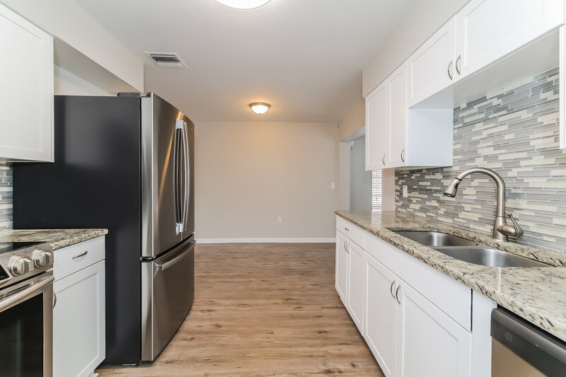 2,450/Mo, 309 Vaniman Ave Winter Haven, FL 33880 Kitchen View 3