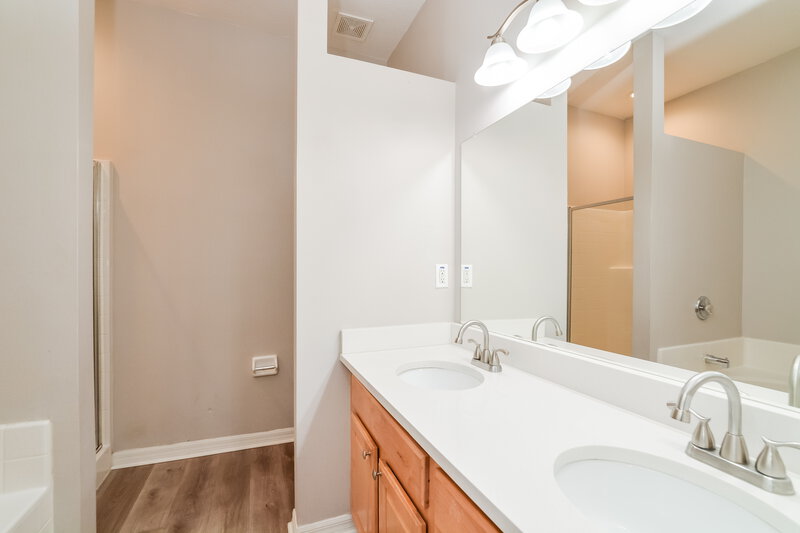 2,395/Mo, 7933 Riffle Ln Orlando, FL 32818 Main Bathroom View