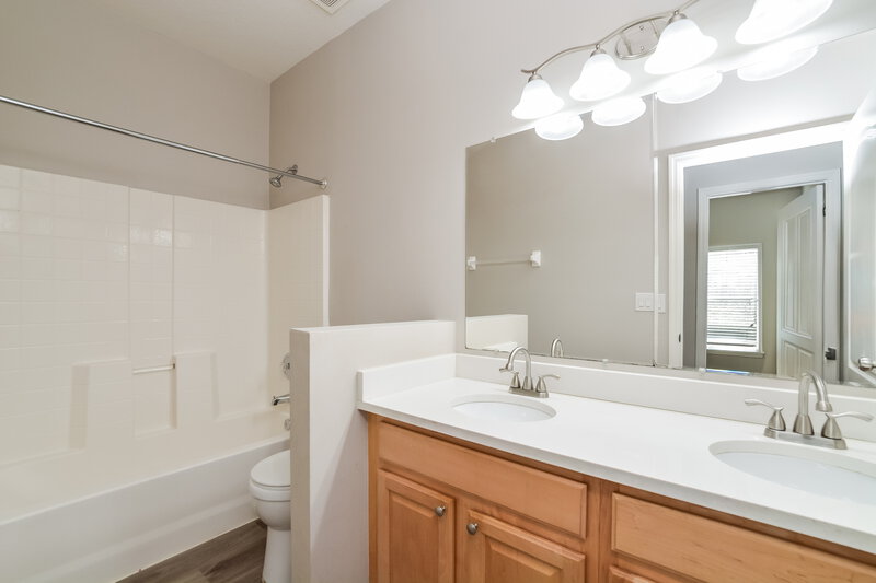 2,395/Mo, 7933 Riffle Ln Orlando, FL 32818 Bathroom View