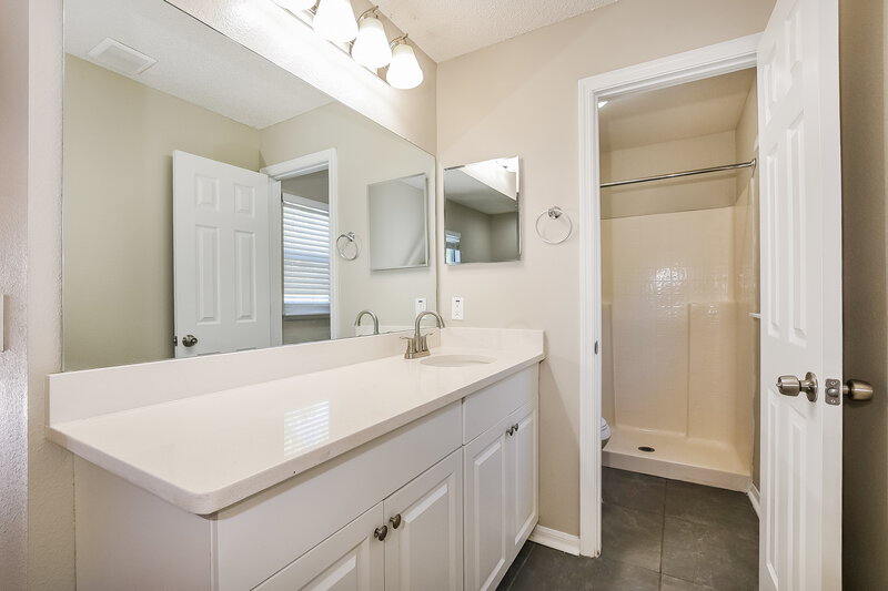 2,690/Mo, 336 Pleasant Gardens Dr Apopka, FL 32703 Main Bathroom View