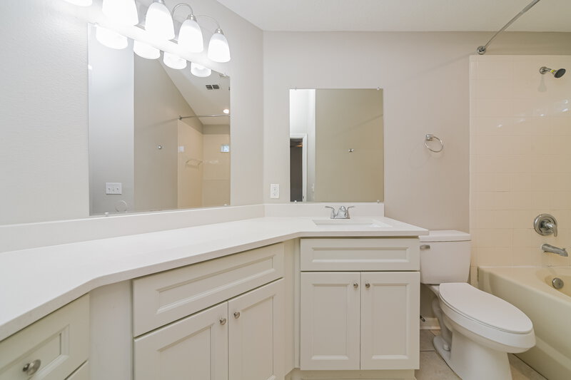 2,365/Mo, 6859 Bouganvillea Crescent Dr Orlando, FL 32809 Main Bathroom View