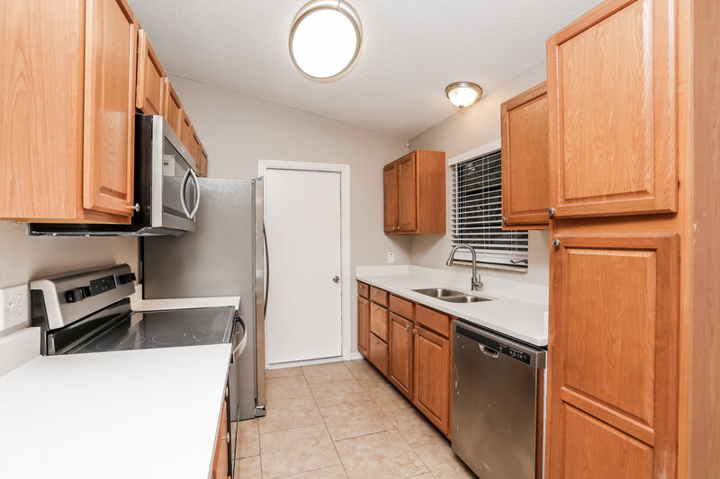 2,890/Mo, 2822 Colfax St Eustis, FL 32726 Kitchen View