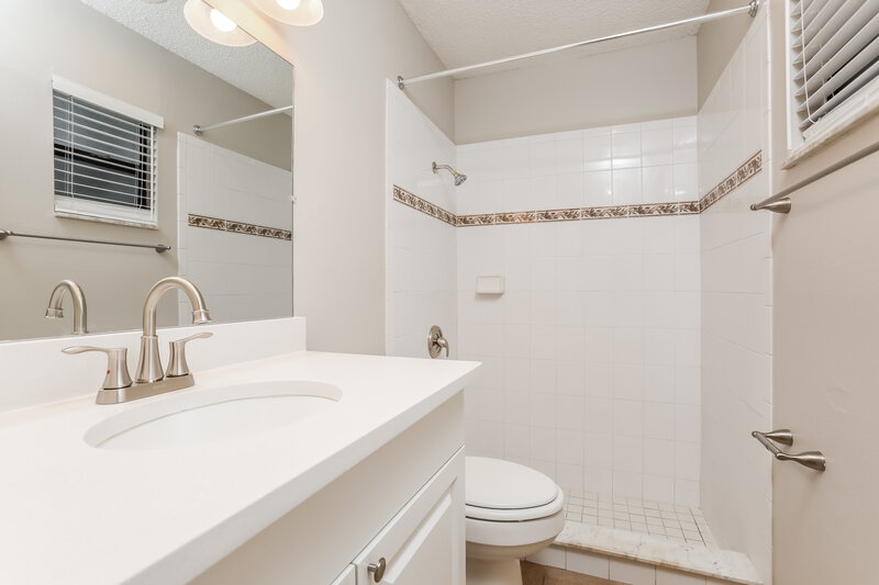 2,890/Mo, 2822 Colfax St Eustis, FL 32726 Main Bathroom View