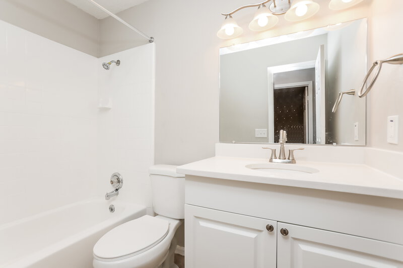 2,890/Mo, 2822 Colfax St Eustis, FL 32726 Bathroom View