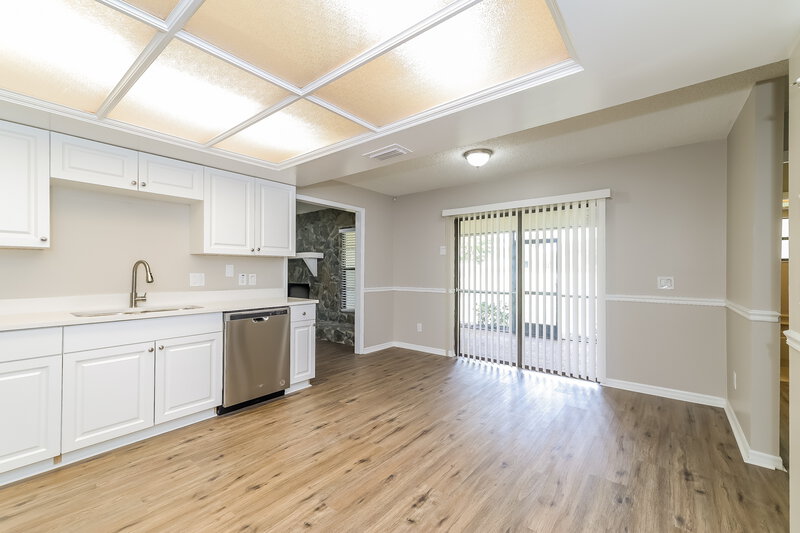 2,040/Mo, 206 College Grove Cir NE Winter Haven, FL 33881 Kitchen View