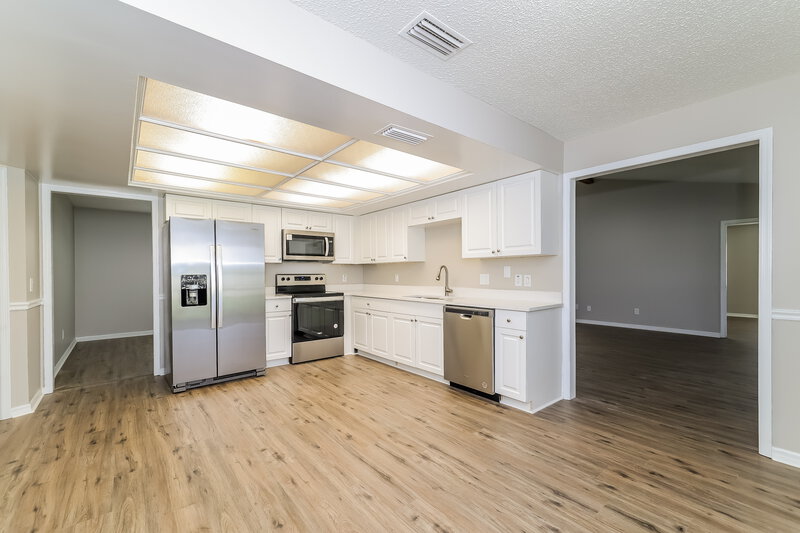 2,040/Mo, 206 College Grove Cir NE Winter Haven, FL 33881 Kitchen View 2