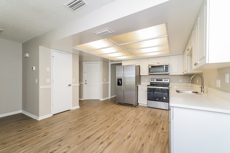 2,040/Mo, 206 College Grove Cir NE Winter Haven, FL 33881 Kitchen View 3