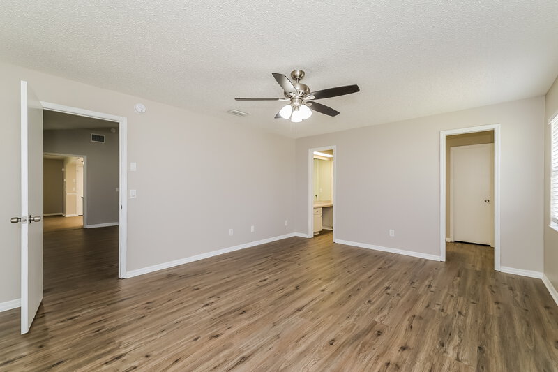 2,040/Mo, 206 College Grove Cir NE Winter Haven, FL 33881 Main Bedroom View