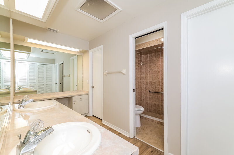 2,040/Mo, 206 College Grove Cir NE Winter Haven, FL 33881 Main Bathroom View