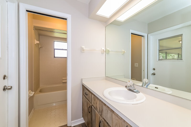 2,040/Mo, 206 College Grove Cir NE Winter Haven, FL 33881 Bathroom View