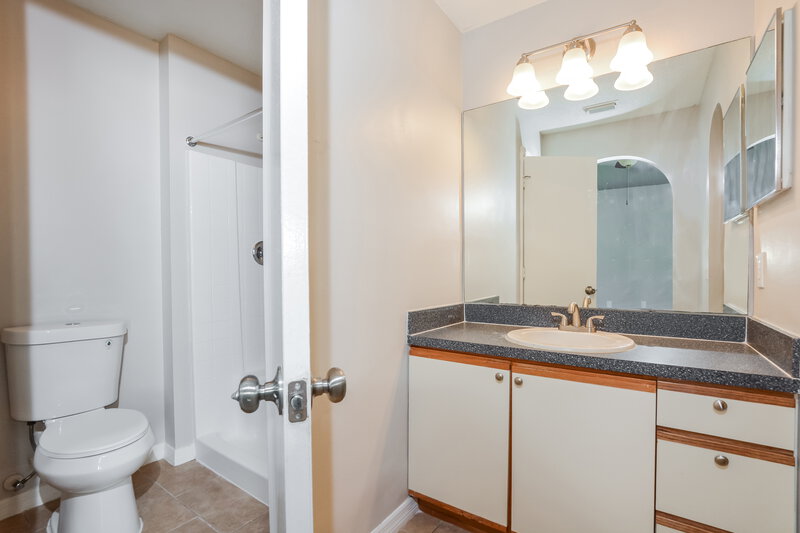 2,285/Mo, 7741 Fort Sumter Dr Orlando, FL 32822 Main Bathroom View