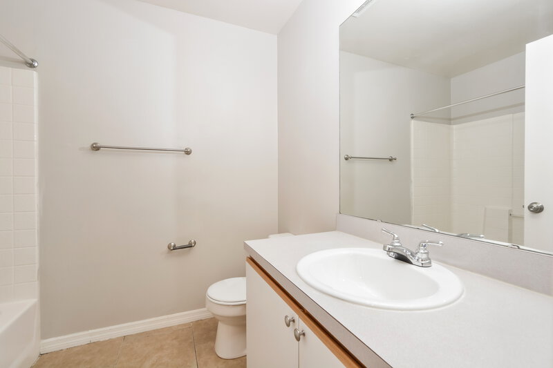 2,285/Mo, 7741 Fort Sumter Dr Orlando, FL 32822 Bathroom View