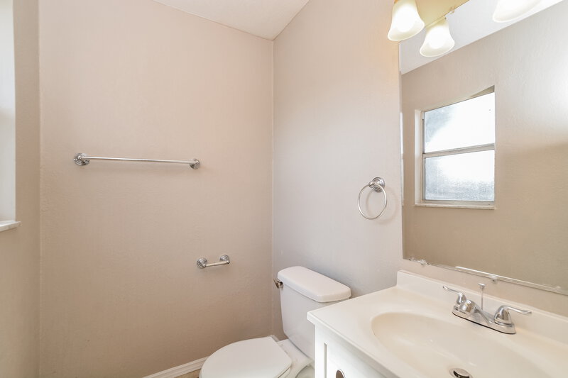 1,990/Mo, 670 Hibiscus Rd Casselberry, FL 32707 Main Bathroom View