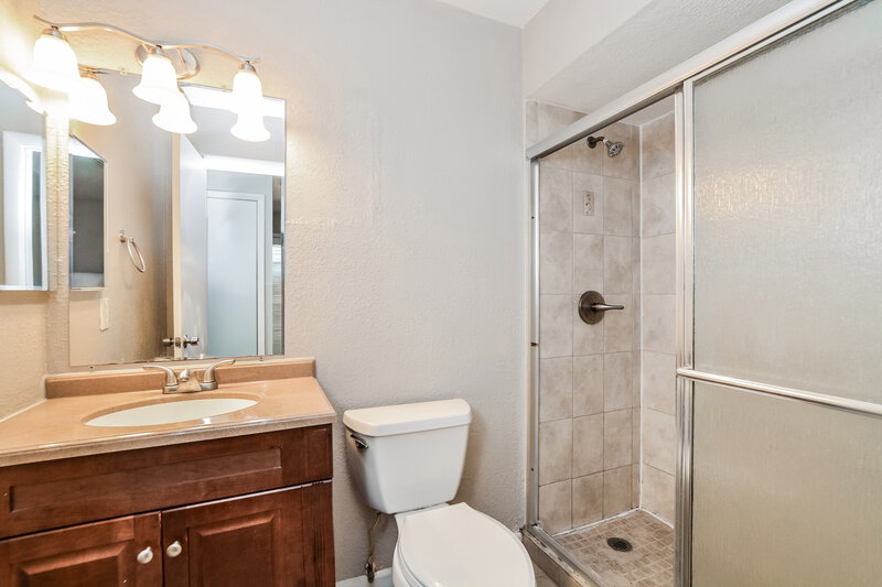 1,990/Mo, 670 Hibiscus Rd Casselberry, FL 32707 Bathroom View