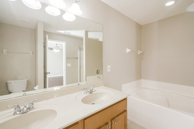 2,900/Mo, 2172 Brandywine Falls Way Orlando, FL 32824 Main Bathroom View