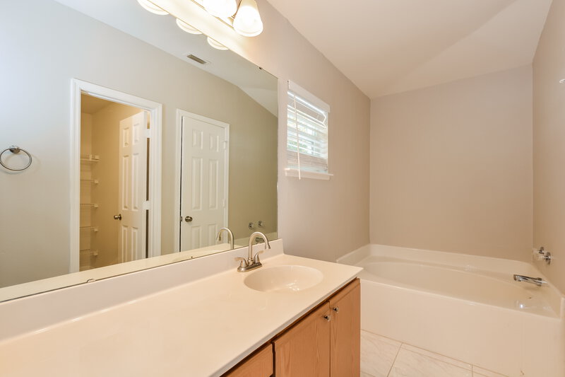2,545/Mo, 10113 Dean Chase Blvd Orlando, FL 32825 Main Bathroom View