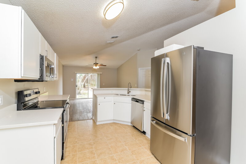 2,940/Mo, 1064 Remington Ave Eustis, FL 32726 Kitchen View 2