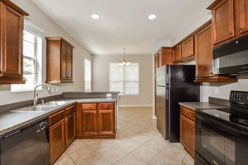 2,350/Mo, 3554 Oak Brook Ln Eustis, FL 32736 Kitchen View