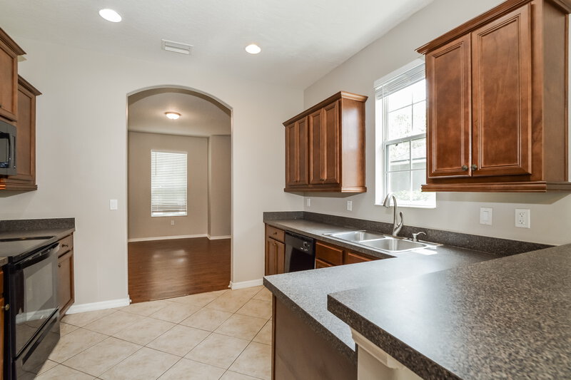 2,350/Mo, 3554 Oak Brook Ln Eustis, FL 32736 Kitchen View 2