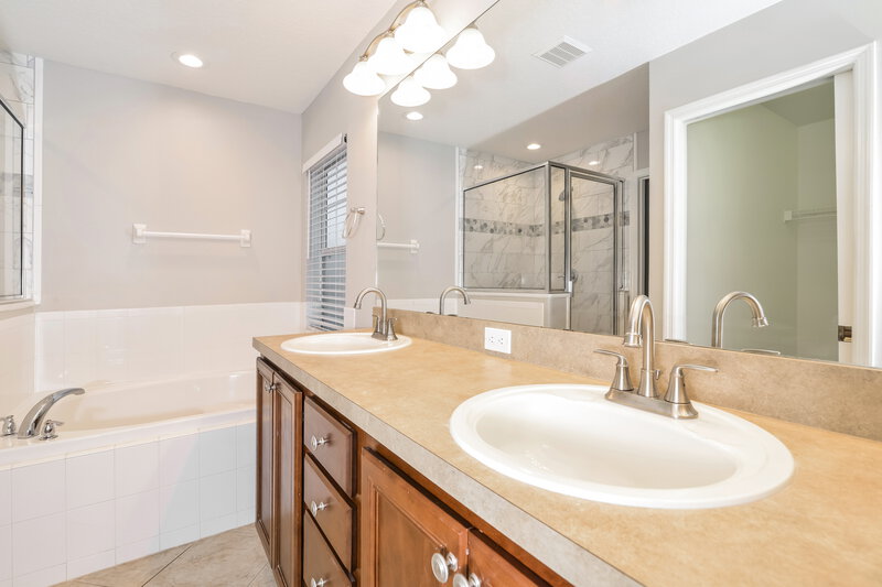 3,270/Mo, 3554 Oak Brook Ln Eustis, FL 32736 Main Bathroom View
