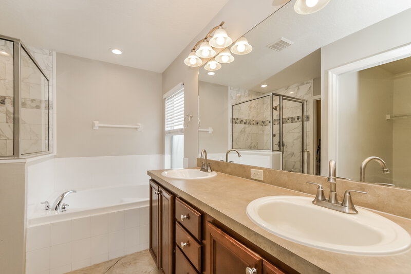 2,350/Mo, 3554 Oak Brook Ln Eustis, FL 32736 Main Bathroom View