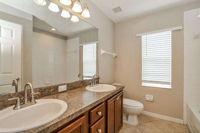 2,350/Mo, 3554 Oak Brook Ln Eustis, FL 32736 Bathroom View