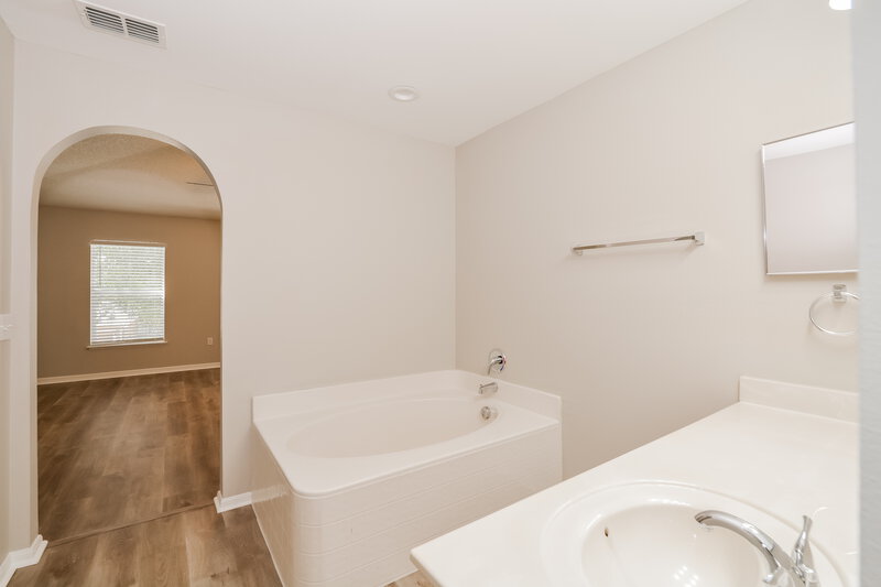 3,190/Mo, 1111 Chateau Cir Minneola, FL 34715 Main Bathroom View
