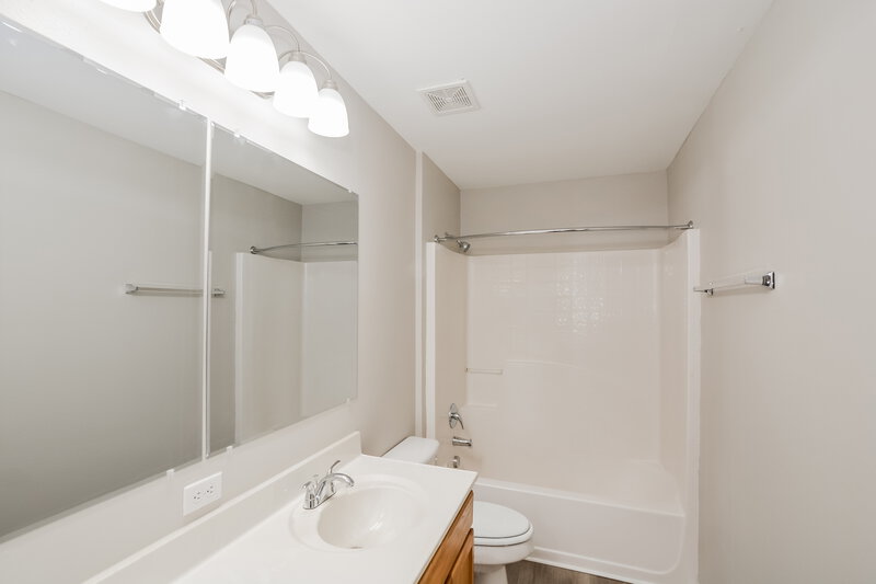 3,190/Mo, 1111 Chateau Cir Minneola, FL 34715 Bathroom View